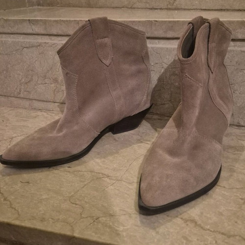 Booties used in cigar color, size 39