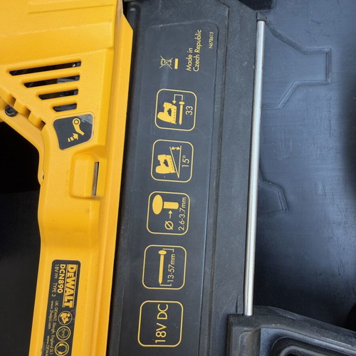 DeWalt DCN890 Concrete Nail Gun like new with 900 nails 3.5mm