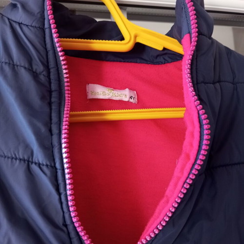 Girls' coat used, size 4 years, broken zipper, discoloration