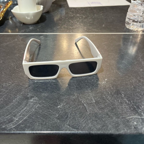 Off White sunglasses like new, white