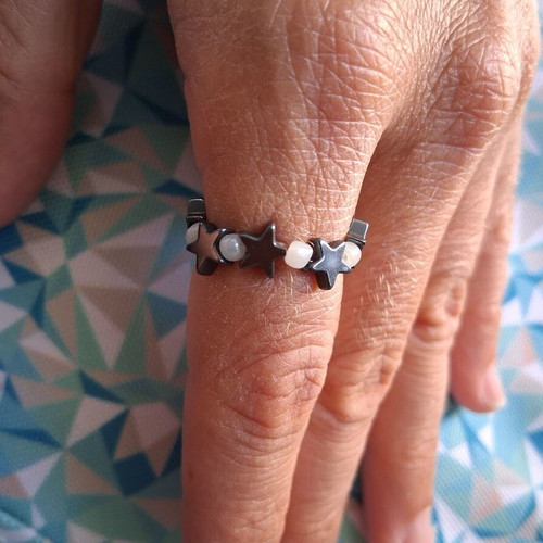 Elastic ring with white beads and hematite stars