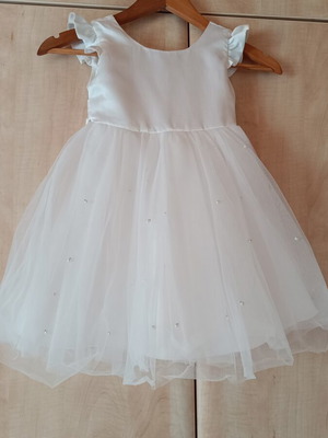 Flower girl dress like new, white with big bow and pearls, ages 3-5