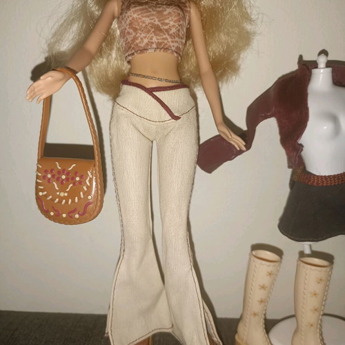 My Scene Kennedy 1st Wave used, complete with 2 outfits and accessories