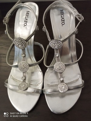 Πέδιλα Migato μεταχειρισμένα, δερμάτινα ασημί με κρύσταλλα, νούμερο 39