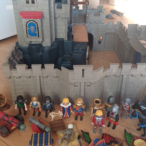 Playmobil 6000 Royal Lion Knights Castle used with extra knights and accessories