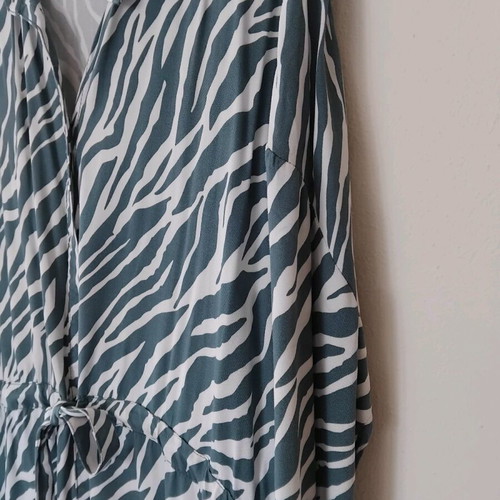 Hema semizie dress like new, size L, green-white zebra print