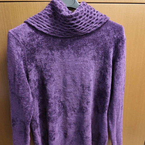 Woolen women's sweater purple like new, size Large