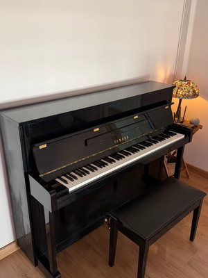 Yamaha C113T όρθιο ακουστικό πιάνο σε γυαλιστερό μαύρο φινίρισμα