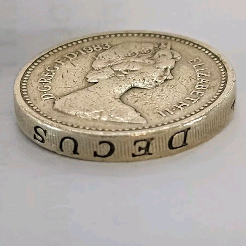 English One Pound 1983 like new with inverted engraving