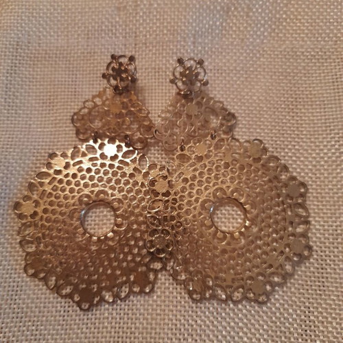 Vintage carved earrings like new, gold color