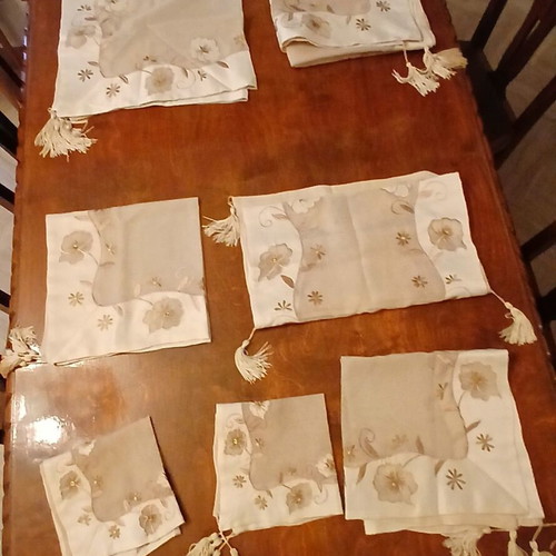 Table linens set like new, 7 pieces with embossed designs