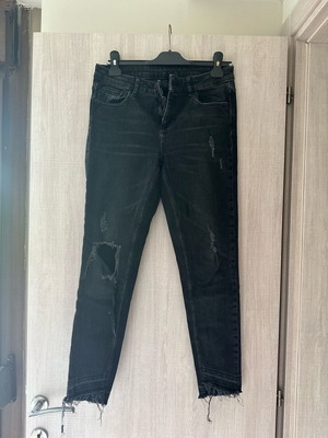 Zara jeans μεταχειρισμένα, μέγεθος 38, μαύρα με σκίσιμο στο γόνατο