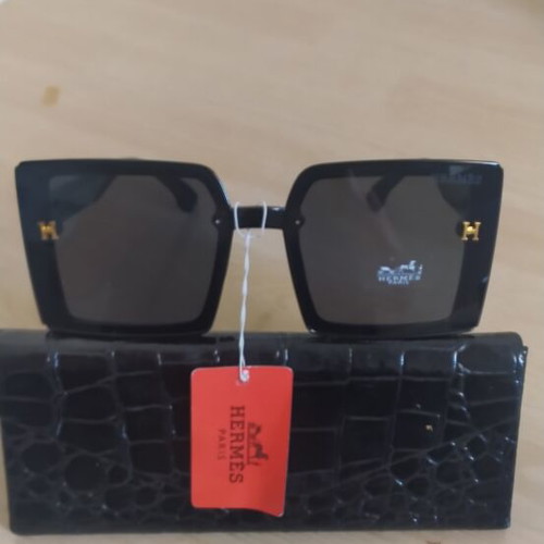 Women's sunglasses with black and gold frame, new, with case