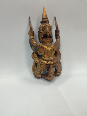 една ръчно изработена дърворезба на азиатско божество