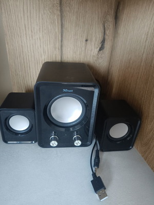Trust computer speaker set 2.1 like new, USB powered