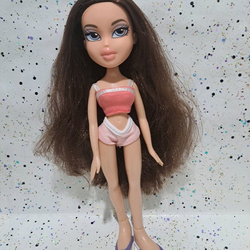 Bratz Salon'n' Spa Dana doll used, incomplete with flaws