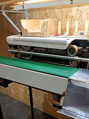 Automatic plastic bag sealing machine used with conveyor belt