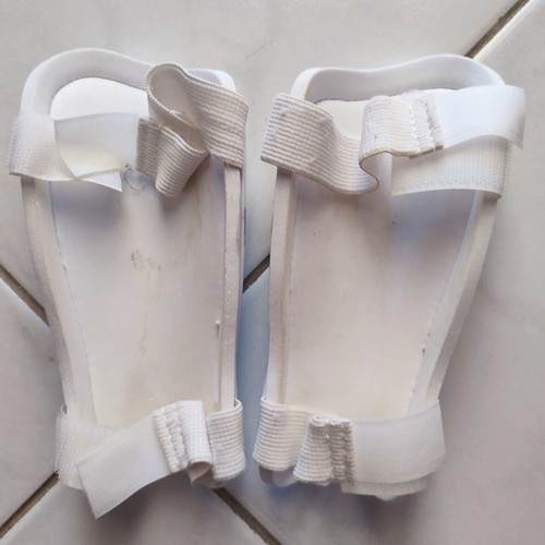 Amila Hercules Football Shin Guards like new, ages 8-12