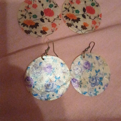 Earrings shell set of 2 pairs like new, multicolor