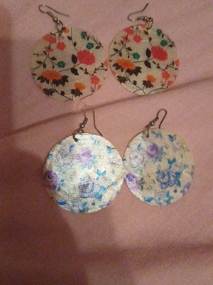 Earrings shell set of 2 pairs like new, multicolor