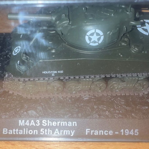 Battle Tank Model like new, pack of three tanks