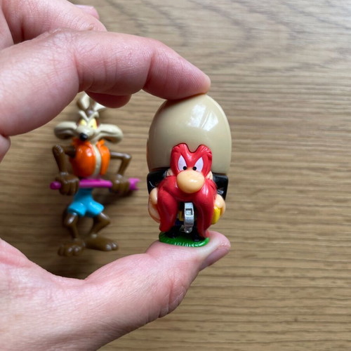 Фигури Kinder Surprise Maxi Looney Tunes Coyote и Yosemite Sam като нови