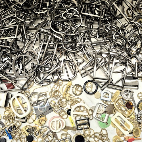 Belt buckles set like new, over 200 pieces, metal and plastic