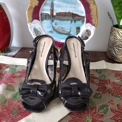 Women's leather and lace Italian pumps like new, black