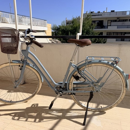 Women's city bicycle blue like new with basket and 6 speeds