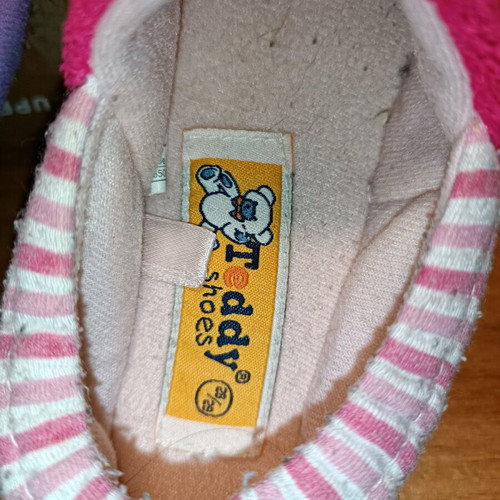 Children's slippers No28/29 in good condition