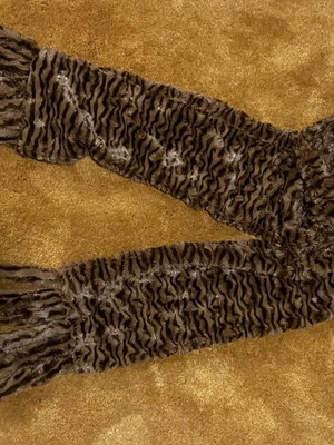 Κασκόλ από οικολογική γούνα σαν καινούργιο, καφέ με ανάγλυφη υφή και κρόσσια