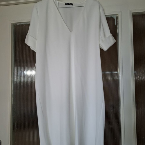 Zara white dress with V neckline size M like new