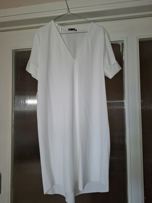 Zara white dress with V neckline size M like new