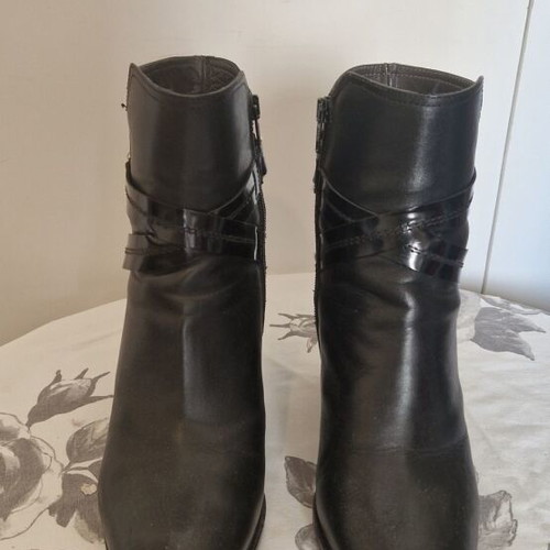 8 by YOOX black leather ankle boots used, size 40