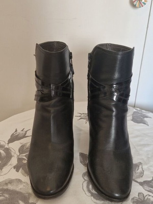 8 by YOOX black leather ankle boots used, size 40