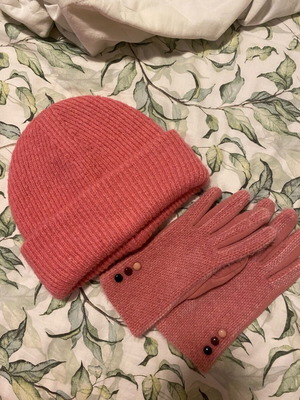 Zara hat and gloves set like new, fuchsia color with touch screen