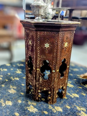 Антикварна сирийска маса употребявана, масивен орех с инкрустация