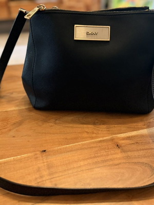 Τσάντα DKNY χιαστί με δέρμα saffiano σαν καινούργιο, μαύρη