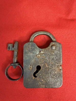Λουκέτο μεταχειρισμένο προπολεμικό σιδερένιο με κλειδί