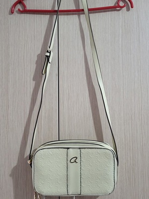 Axel bag butter yellow with two compartments