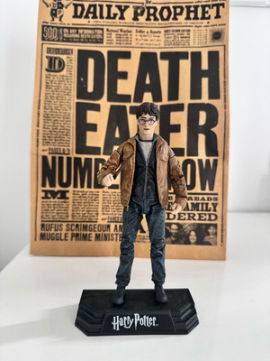 Harry Potter figure like new with base and wand