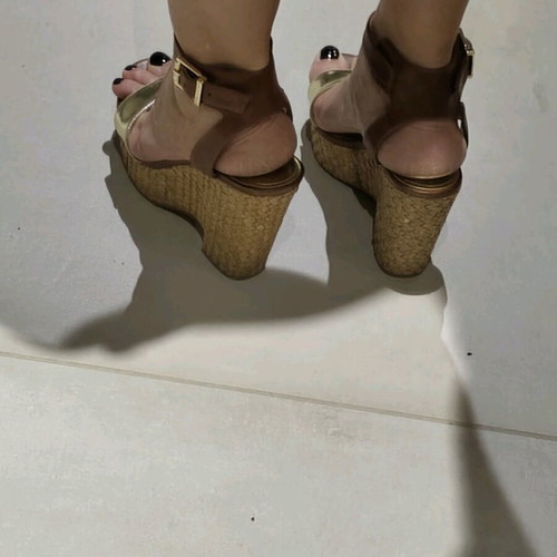 Vince Camuto platform sandals like new, leather straps, size 37, gold