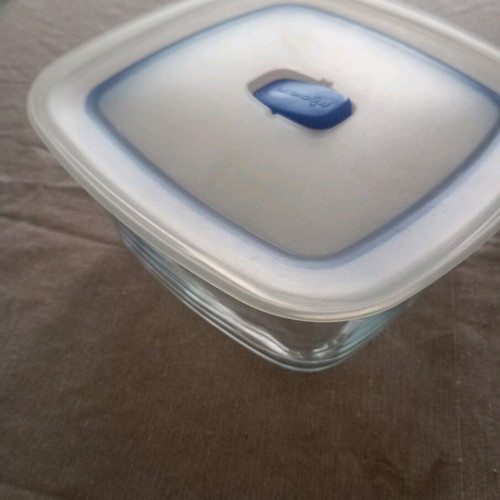 Glass food container like new with air-tight lid