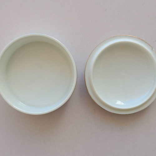 German, porcelain, round favor (KAISER, W. GERMANY).