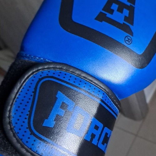 Force1 8 OZ boxing gloves like new, kids size