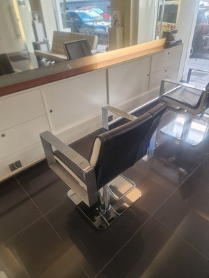 Professional hydraulic hairdressing chair black and white, like new