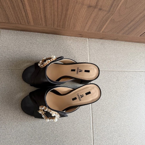 JK London satin summer heels like new, black and gold