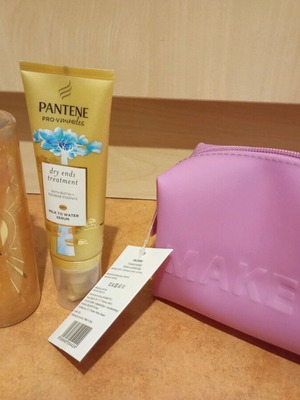 Body mist, serum against split ends and makeup bag new
