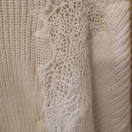 White Stradivarius knitted sweater like new with embroidery, size L