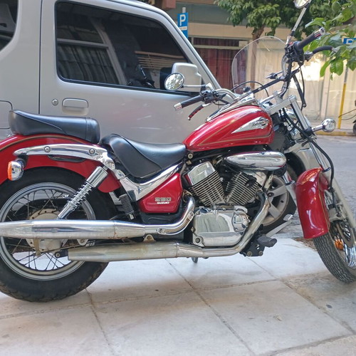 Suzuki VL 250 motorcycle 2000, like new, 250 cc, manual, red